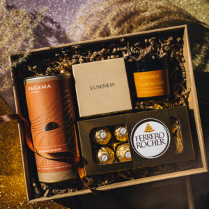 Zestaw prezentowy premium – świeca sojowa i bransoletka LUMINESS oraz kawa ziarnista i pralinki