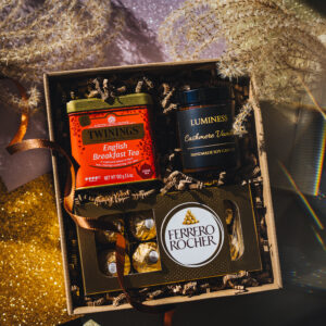 Zestaw prezentowy – świeca sojowa LUMINESS, czarna herbata liściasta i pralinki czekoladowo-orzechowe