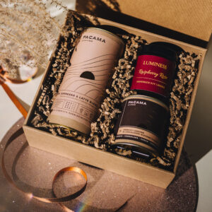 Zestaw prezentowy – świeca sojowa LUMINESS, kawa ziarnista i orzechy w czekoladzie